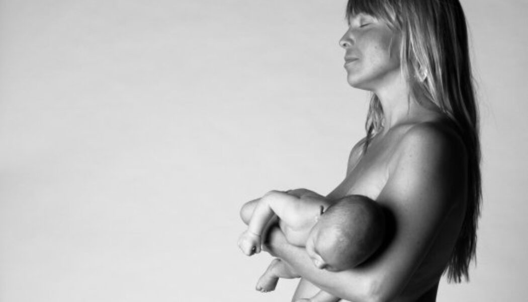 “Un cuerpo bonito”: el libro que retrata madres sin Photoshop