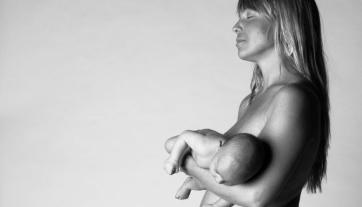 "Un cuerpo bonito": el libro que retrata madres sin Photoshop