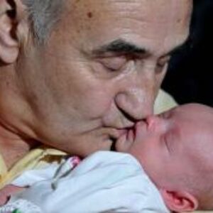 Abuelo de 67 años fue padre gracias a la fertilización in vitro