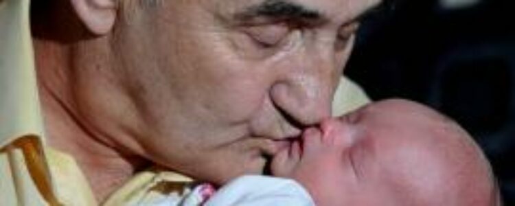 Abuelo de 67 años fue padre gracias a la fertilización in vitro