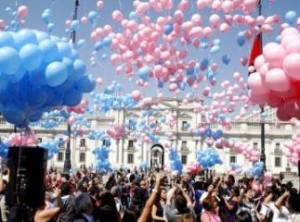 Agrupación de parejas infértiles protagonizó marcha de “coches vacíos” hasta La Moneda