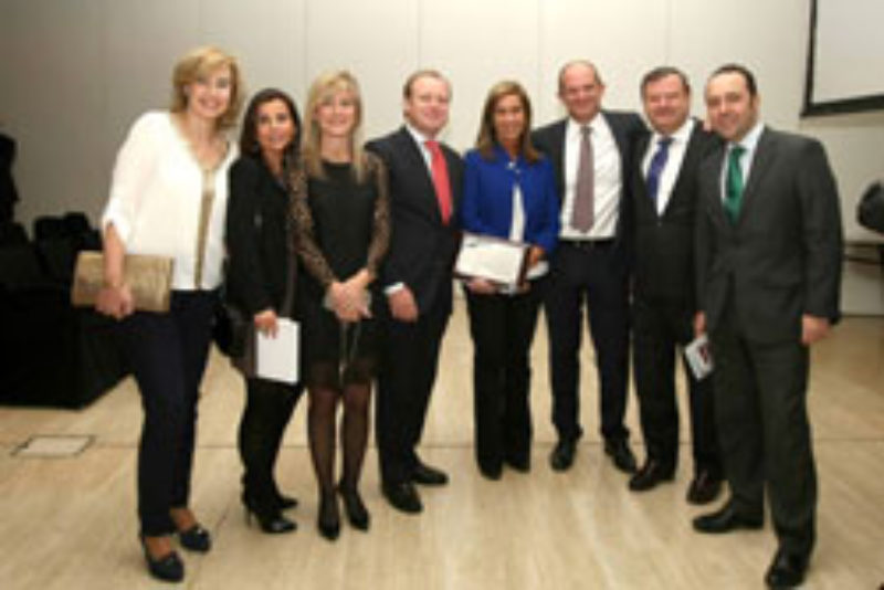 Ana Mato ha hecho entrega a Ginefiv del Premio Edimsa a la mejor ‘Institución Sanitaria del Año’