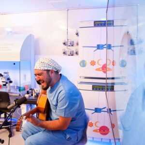 Antonio Orozco cantó en directo a 380 embriones en el Instituto Marqués de Barcelona