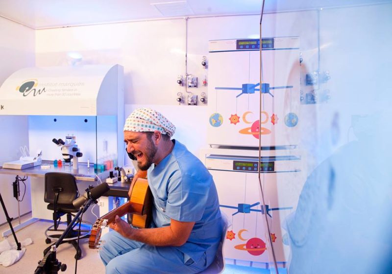 Antonio Orozco cantó en directo a 380 embriones en el Instituto Marqués de Barcelona