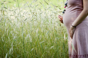 ¿Cuándo te quedas embarazada te duelen los ovarios?