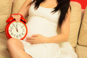 ¿Por qué cae la fertilidad de las mujeres a los 35?