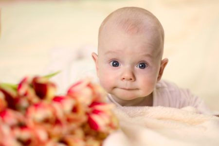 ¿Sabes por qué se balancean los bebés y los beneficios que les aporta este movimiento?