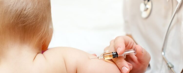 Cárcel para una pediatra en Valencia que inyectaba suero a los niños en vez de vacunas