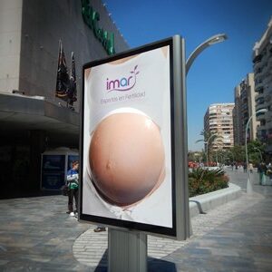 Clínica IMAR de Murcia realiza su particular homenaje con un gran cartel «un embarazo real en tres dimensiones».