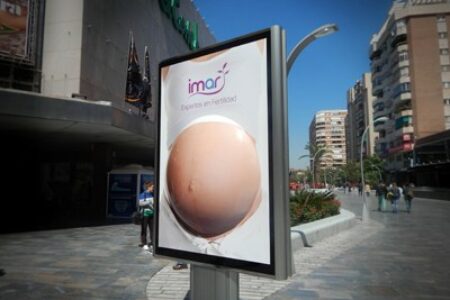 Clínica IMAR de Murcia realiza su particular homenaje con un gran cartel “un embarazo real en tres dimensiones”.