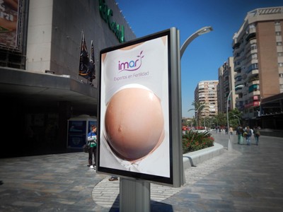 Clínica IMAR de Murcia realiza su particular homenaje con un gran cartel “un embarazo real en tres dimensiones”.