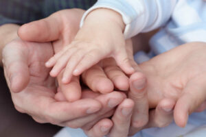 Con 61 años de edad llevó en su vientre a su nieto. Esto fue hace 7 años, hoy una foto revela su cara