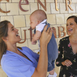 Congela sus óvulos, supera un cáncer y tiene un hijo