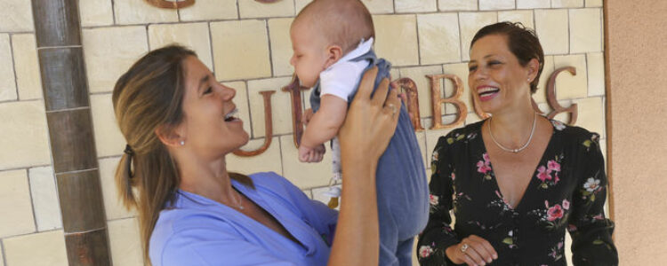 Congela sus óvulos, supera un cáncer y tiene un hijo