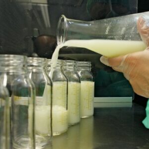 Descubren que la leche materna podría convertirse en una fuente de tratamiento del cáncer en adultos