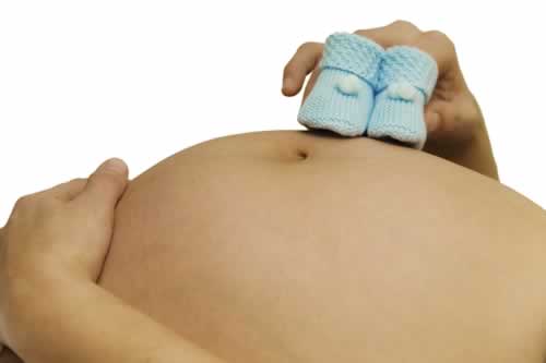 Desde los seis meses de embarazo el feto puede reconocer la voz de mamá.