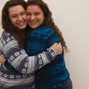 Dos amigas descubrieron que les unía algo más que la amistad: El padre biológico Dos amigas descubrieron que les unía algo más que la amistad: El padre biológico