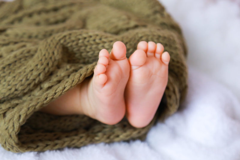 “Tenemos un hijo por gestación subrogada y el cónsul no quiere registrarlo”