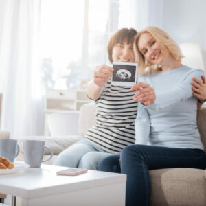 El Gobierno ofrecerá reproducción asistida a mujeres solteras y lesbianas