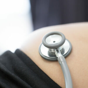 El embarazo en edad temprana reduce en un 50% el riesgo de padecer cáncer de mama