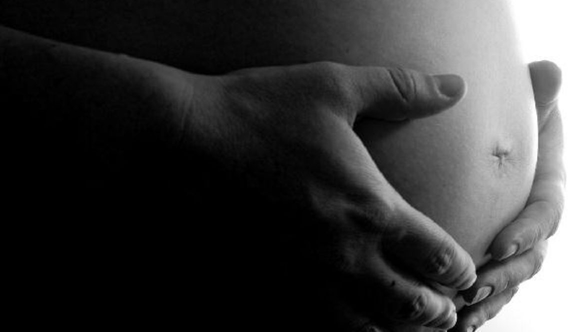 En Barcelona una mujer de 28 años da a luz a su hijo con un embarazo de alto riesgo