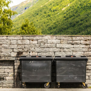 Hallan un bebé recién nacido en un contenedor de Ourense