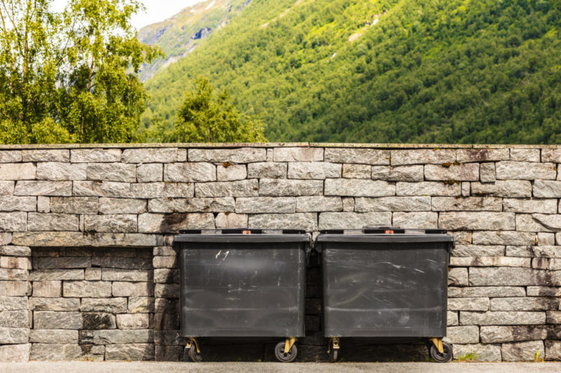 Hallan un bebé recién nacido en un contenedor de Ourense