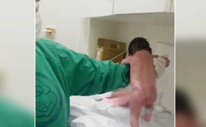 Increíble: un bebé recién nacido comienza a andar en el hospital