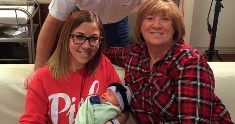 La abuela que dio a luz a su nieta