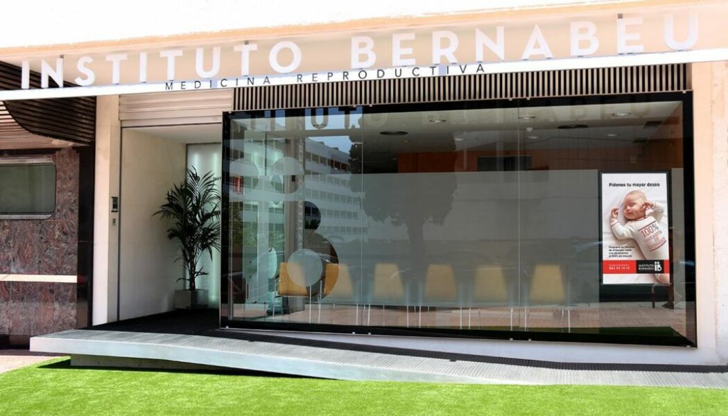 La clínica de Instituto Bernabeu en Benidorm abre tras obras de renovación