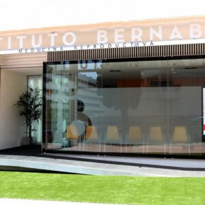 La clínica de Instituto Bernabeu en Benidorm abre tras obras de renovación
