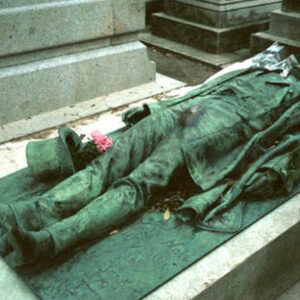 La estatua en honor al periodista Victor Noir, en París, uno de los mitos de la fertilidad