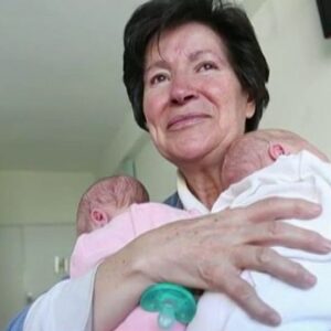 La madre burgalesa que tuvo mellizos a los 64 años no se rinde pese a que solo podrá verlos cada 15 días