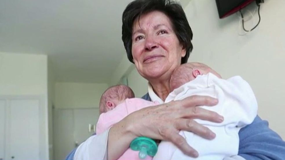La madre burgalesa que tuvo mellizos a los 64 años no se rinde pese a que solo podrá verlos cada 15 días