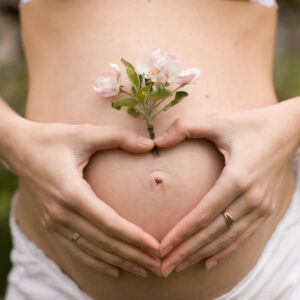 La mujer del futbolista Jeremy Brockie da a luz a un niño a partir de un óvulo de su mejor amiga, fallecida por una enfermedad