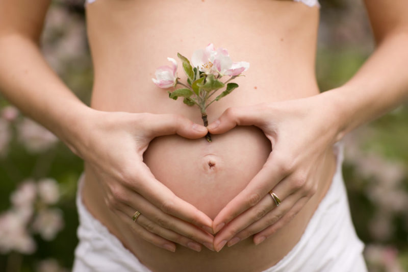 La mujer del futbolista Jeremy Brockie da a luz a un niño a partir de un óvulo de su mejor amiga