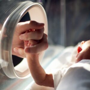 La salud de los prematuros mejora con el contacto humano, aunque sea con extraños