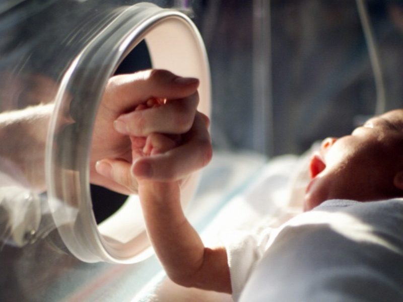 La salud de los prematuros mejora con el contacto humano