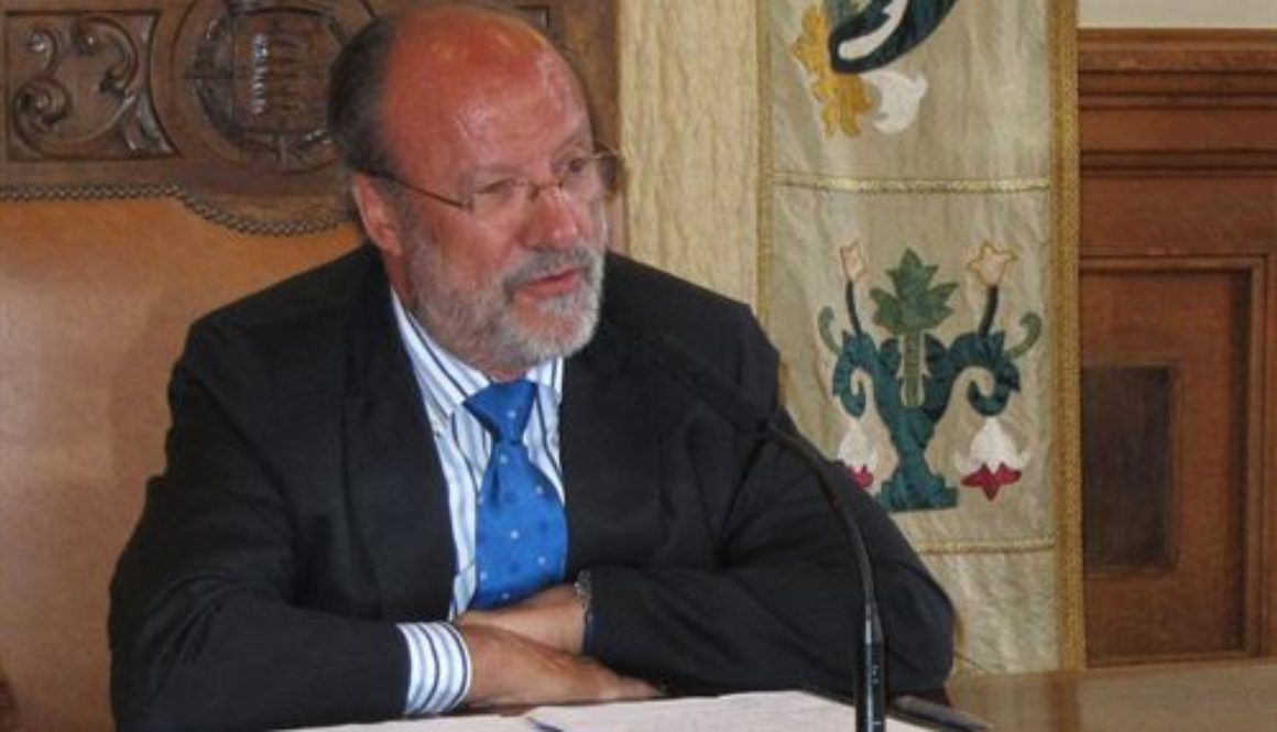 León de la Riva aboga por excluir de los servicios de Sanidad los cambios de sexo y la 'in vitro' de mujeres solteras