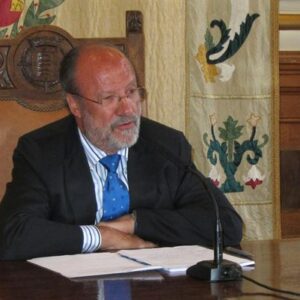 León de la Riva aboga por excluir de los servicios de Sanidad los cambios de sexo y la 'in vitro' de mujeres solteras