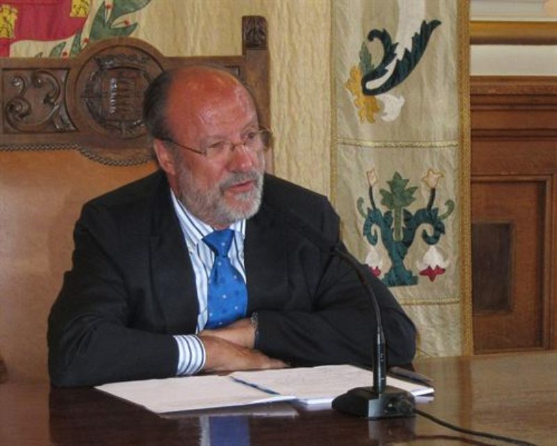 León de la Riva aboga por excluir de los servicios de Sanidad los cambios de sexo y la 'in vitro' de mujeres solteras