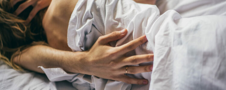 Los beneficios que no conocías de dormir desnuda con tu pareja.