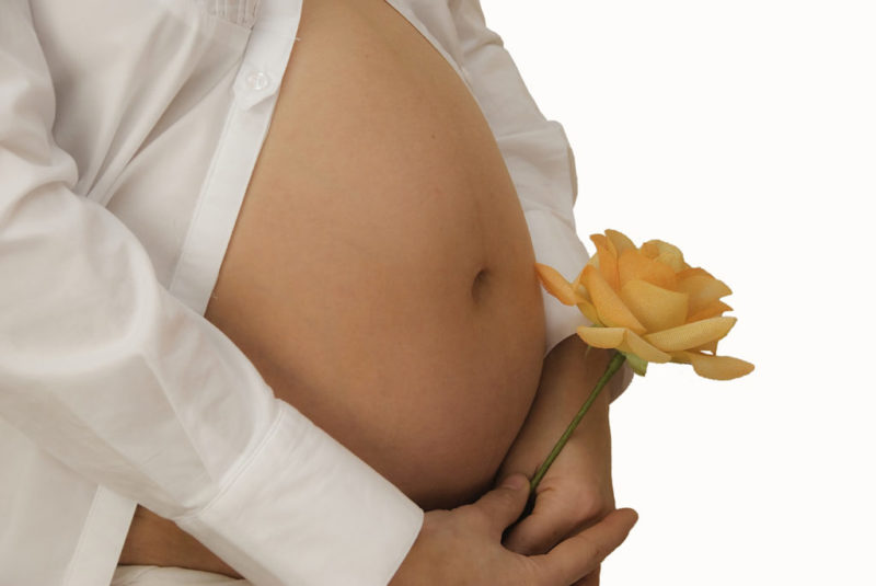 Medio centenar de gallegas dan a luz en casa cada año