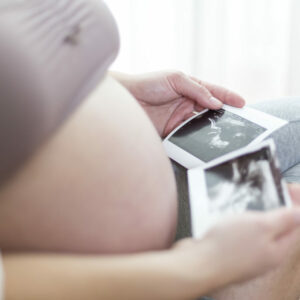 Mujer asegura que tendría gemelos, ¡pero sólo le entregaron un bebé en el parto!