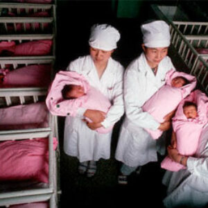 Multan a una pareja en china por tener octillizos