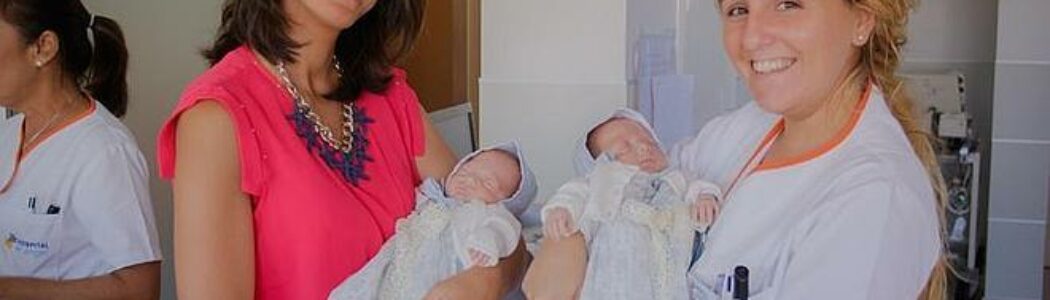 Nacen dos hermanas gemelas de dos embriones idénticos
