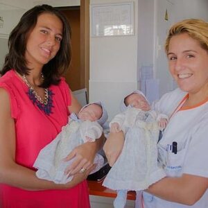 Nacen dos hermanas gemelas de dos embriones idénticos