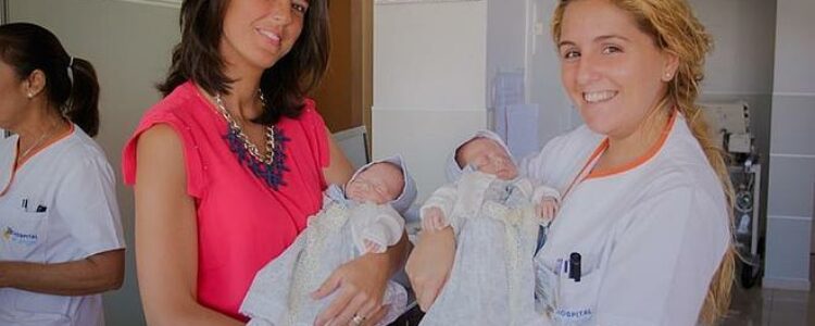 Nacen dos hermanas gemelas de dos embriones idénticos