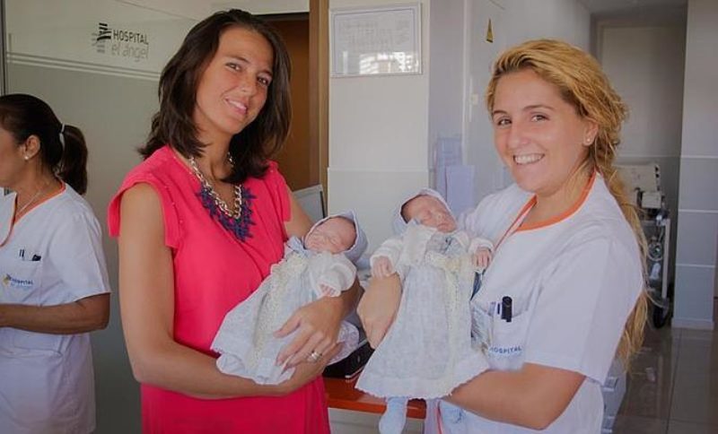 Nacen dos hermanas gemelas de dos embriones idénticos