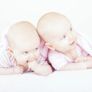 Noa y Leire salvan la vida de su hermano Izan, enfermo de Adrenoleucodistrofia